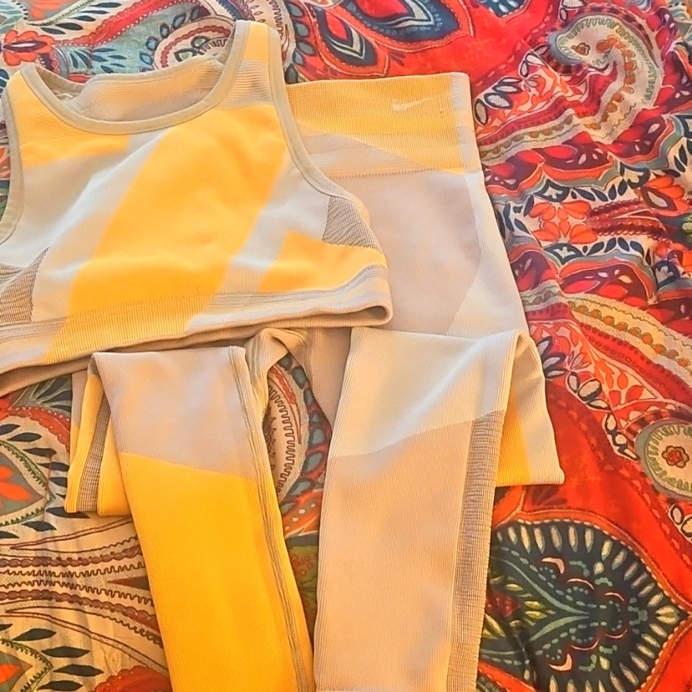 Nike Sculpt Lux Icon Clash Women’s Yellow/ Multi Color Sports Bra &Tights.Size-L